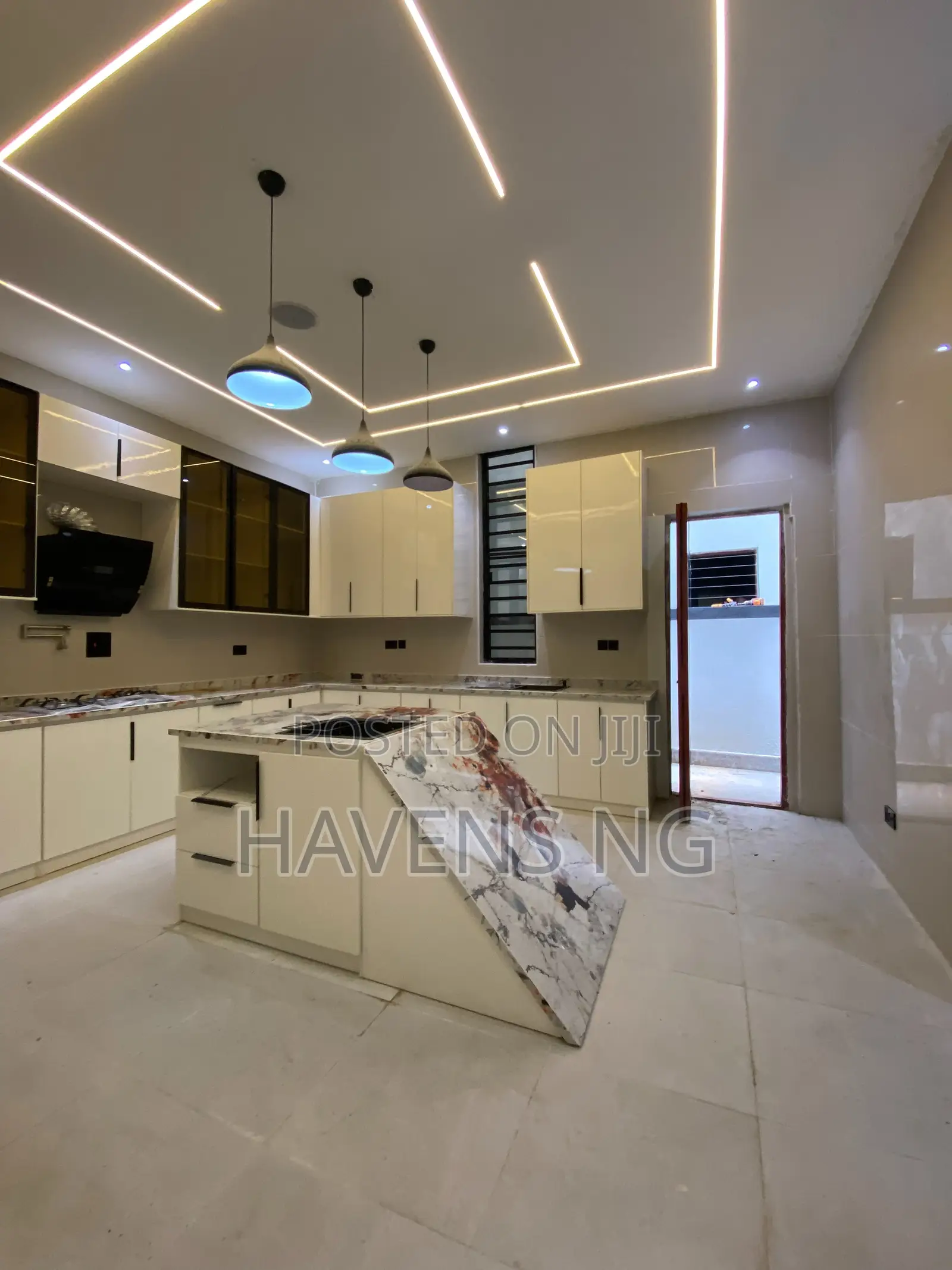 5bdrm Duplex in Ikota for sale in Ikota