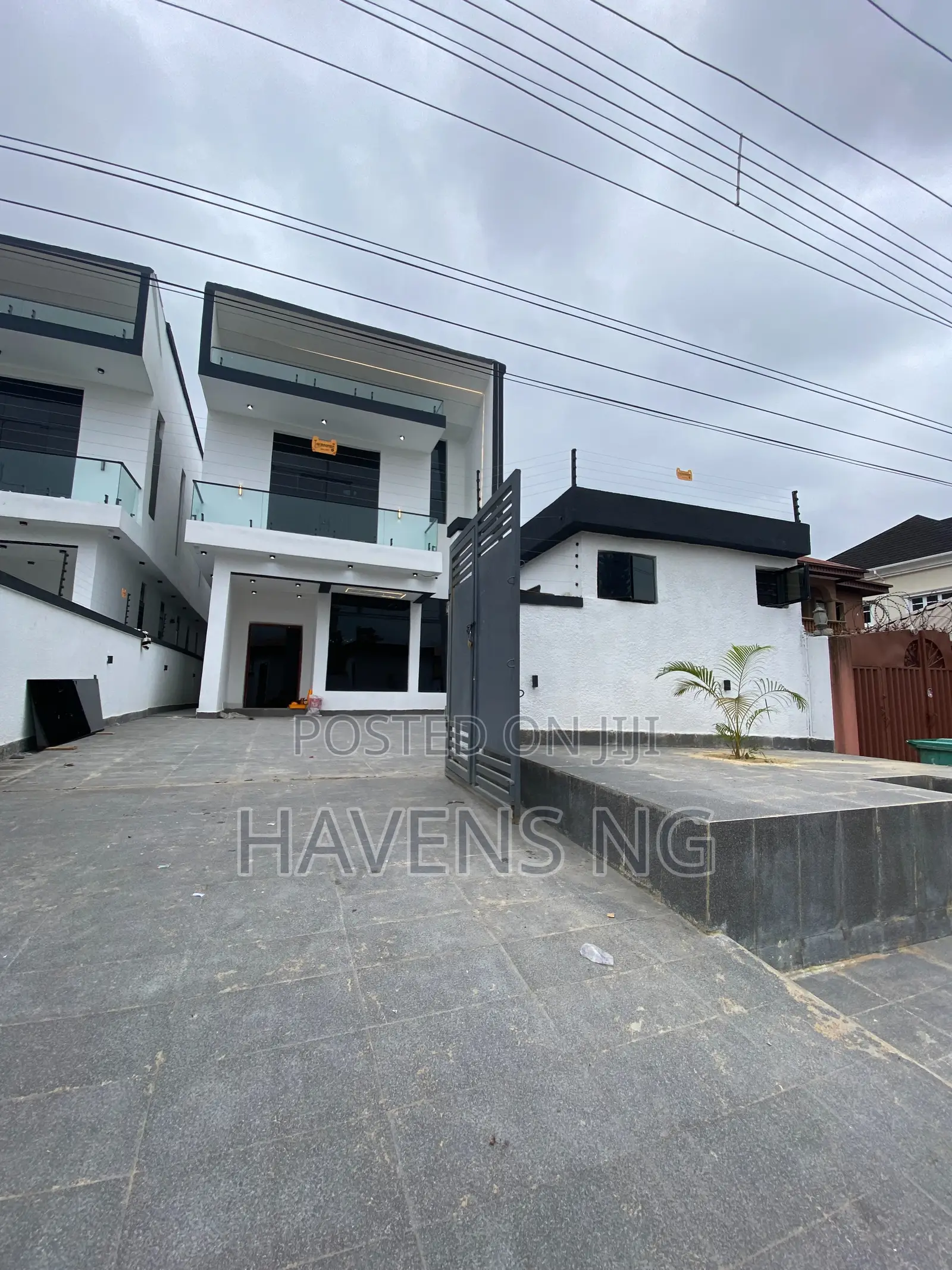 5bdrm Duplex in Ikota for sale in Ikota