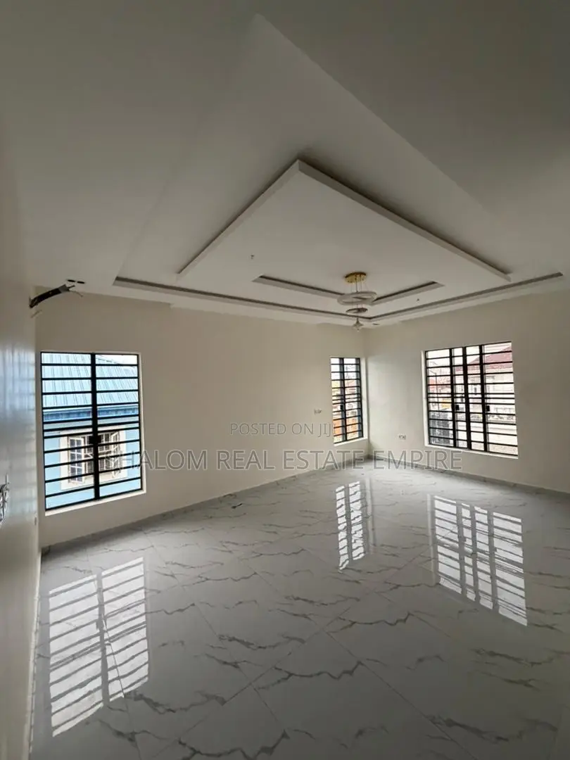 4bdrm Duplex in Gateway Zone Estate for sale in GRA Phase 1