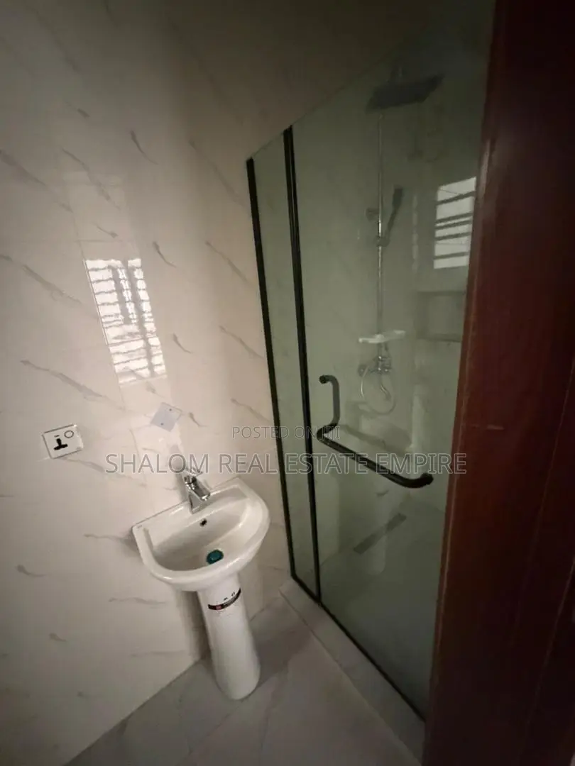 4bdrm Duplex in Gateway Zone Estate for sale in GRA Phase 1