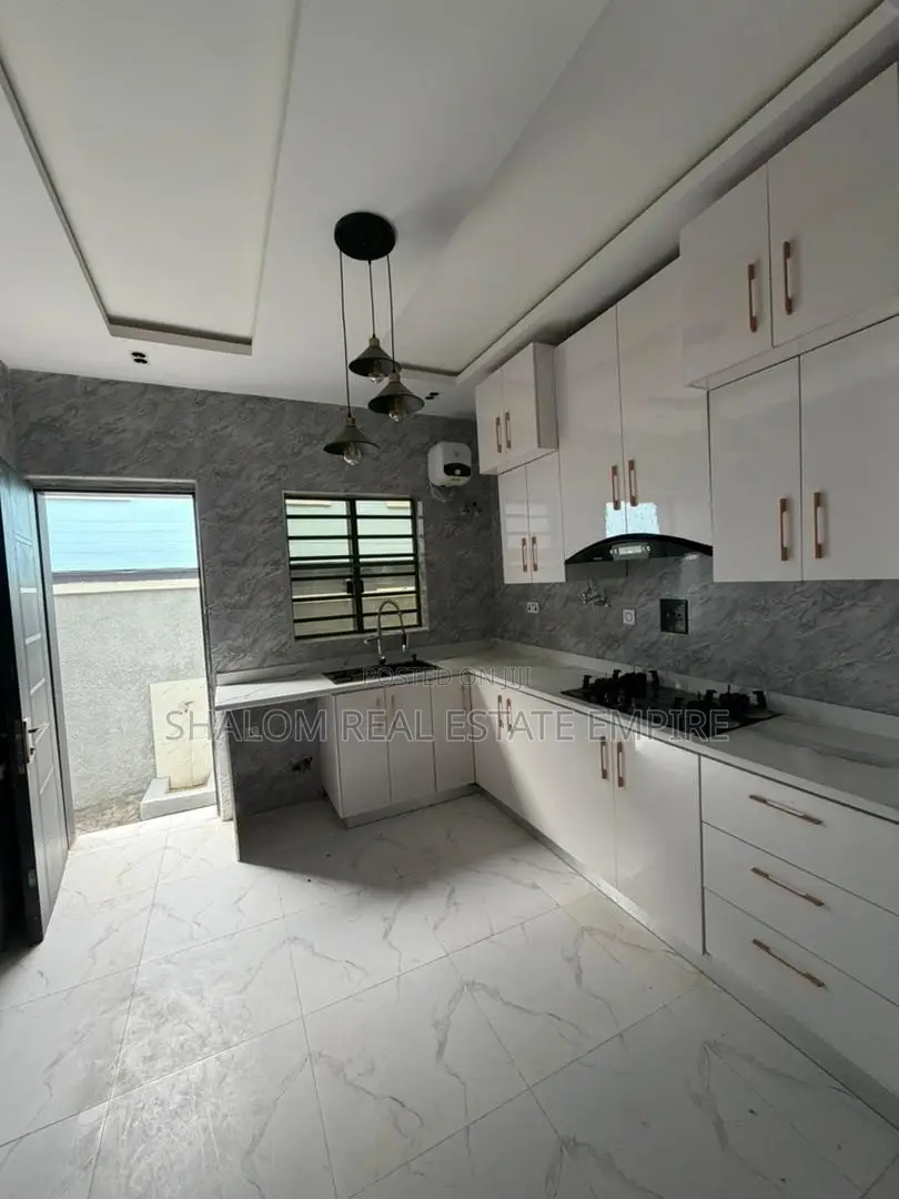 4bdrm Duplex in Gateway Zone Estate for sale in GRA Phase 1