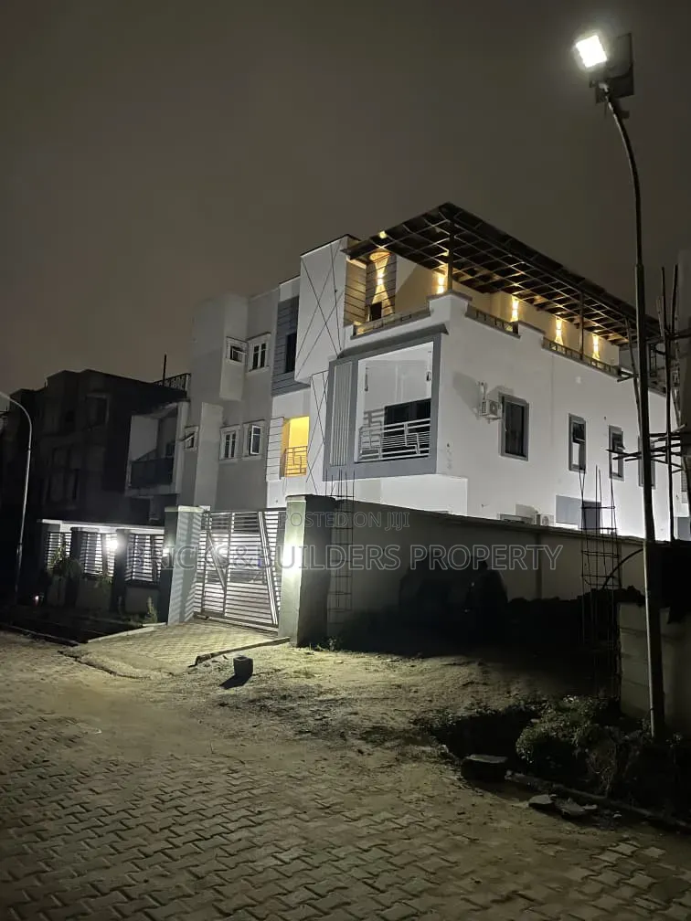5bdrm Duplex in Idu Industrial for sale in Idu Industrial