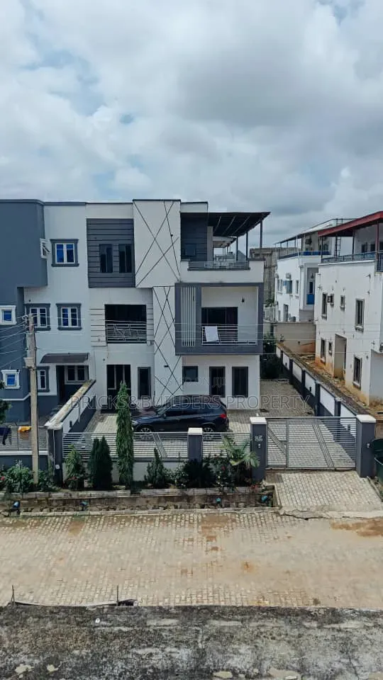 5bdrm Duplex in Idu Industrial for sale in Idu Industrial