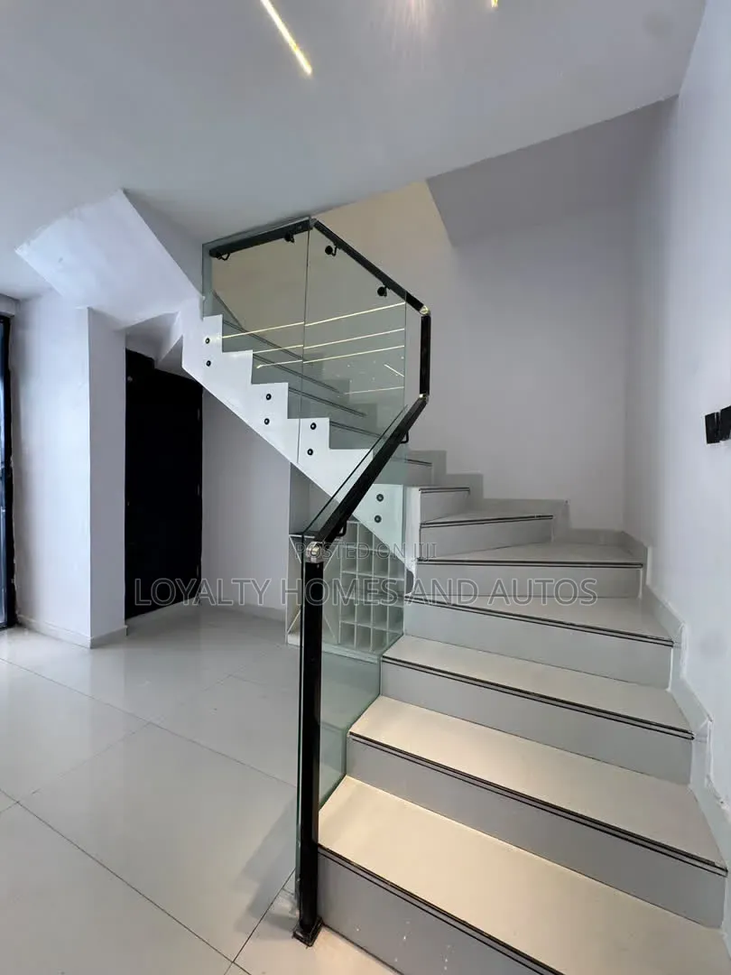 3bdrm Duplex in Ikota for sale in Ikota