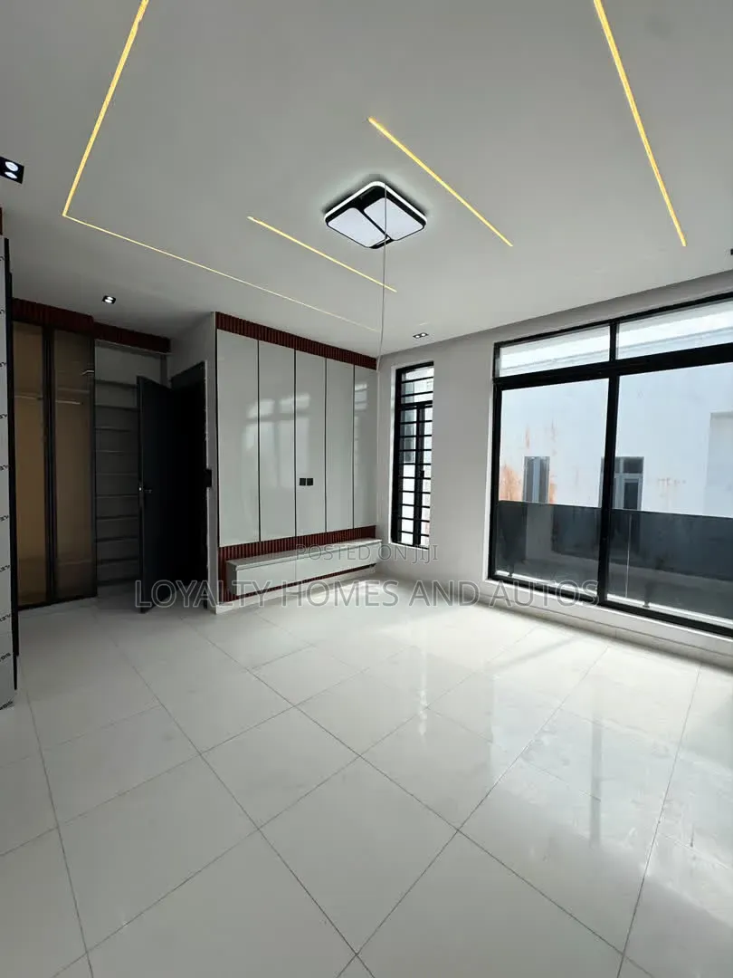 3bdrm Duplex in Ikota for sale in Ikota