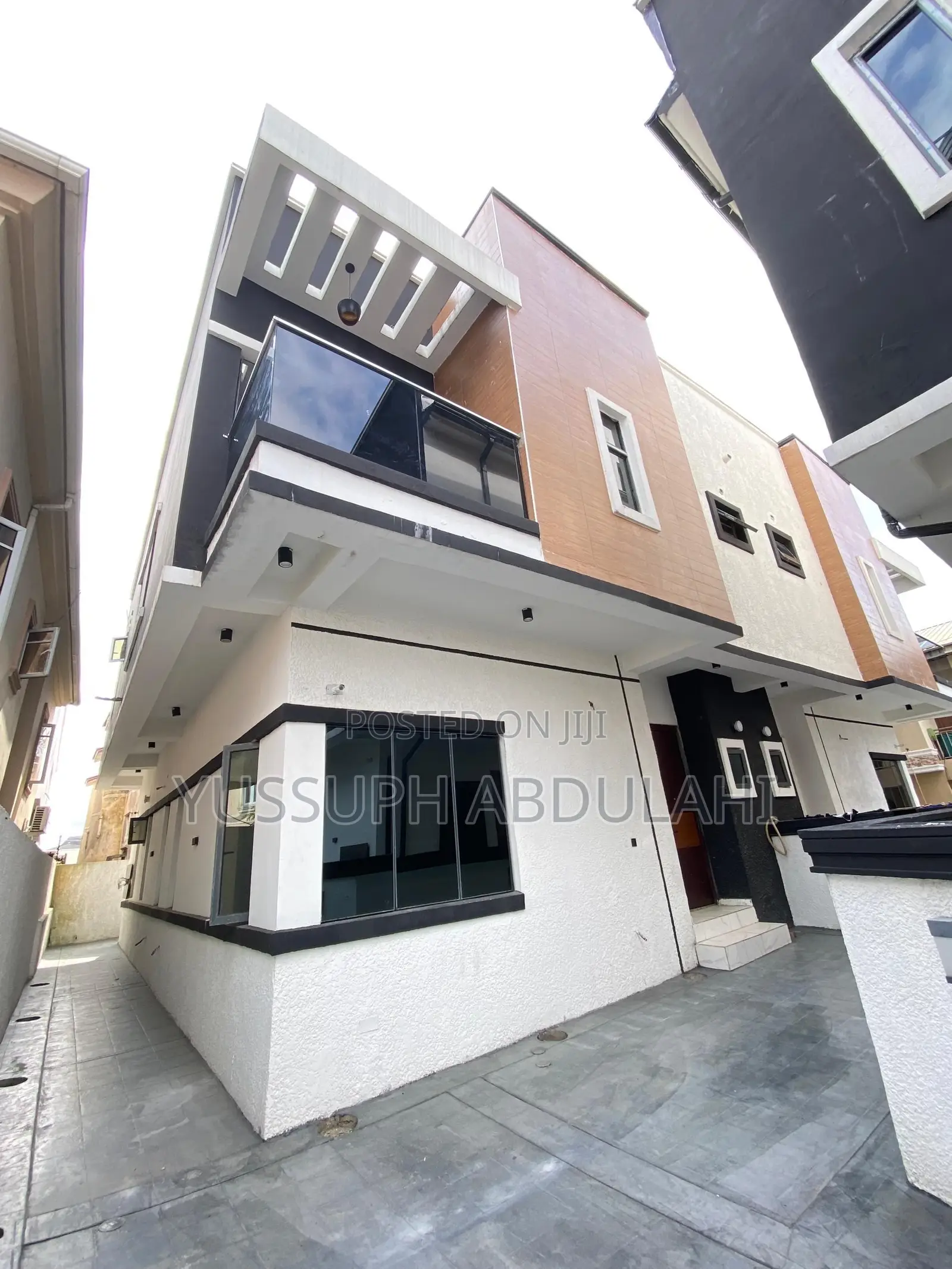 4bdrm Duplex in Chevron for sale in Chevron