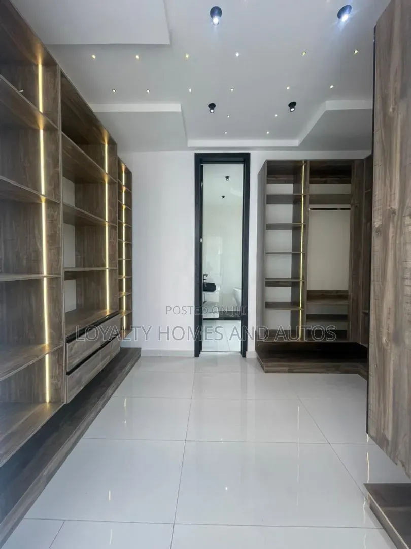 5bdrm Duplex in Chevron for sale in Chevron