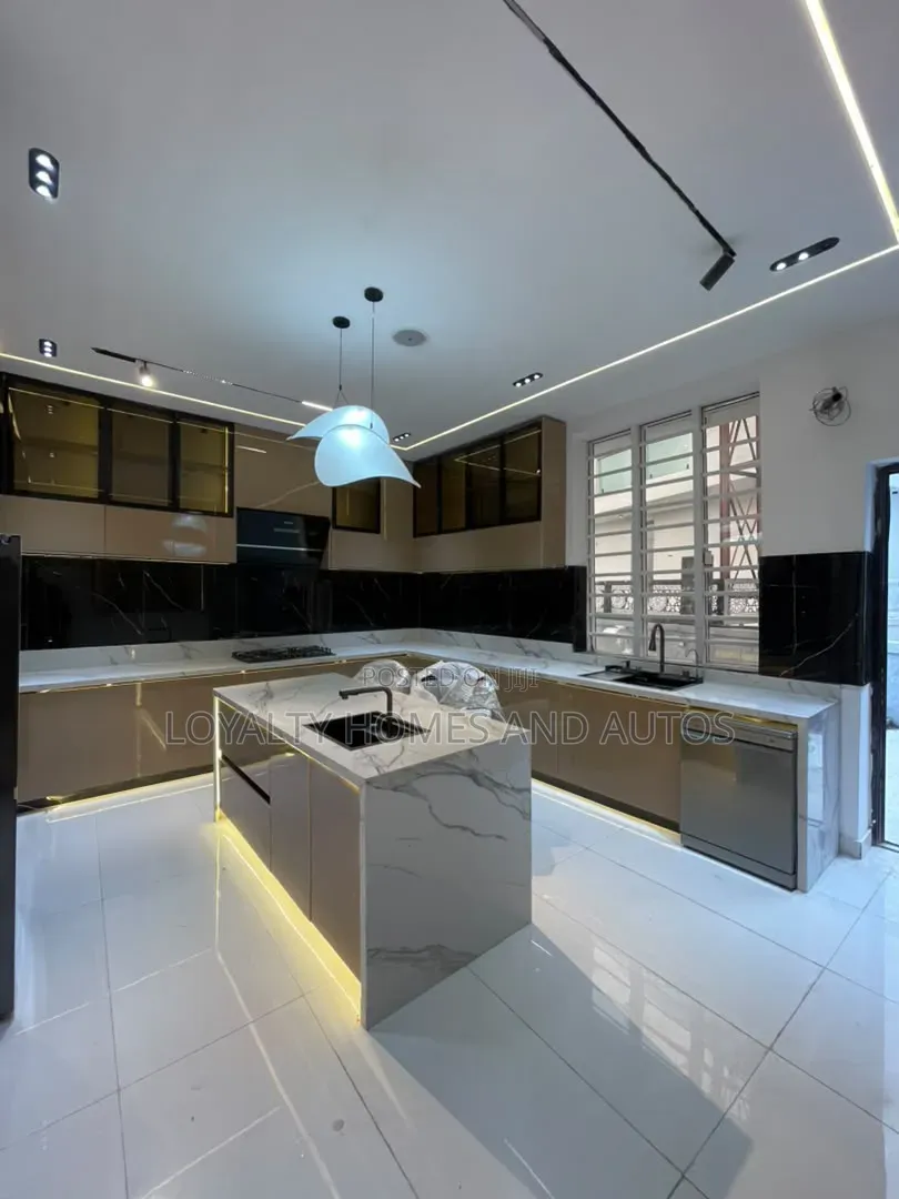 5bdrm Duplex in Chevron for sale in Chevron