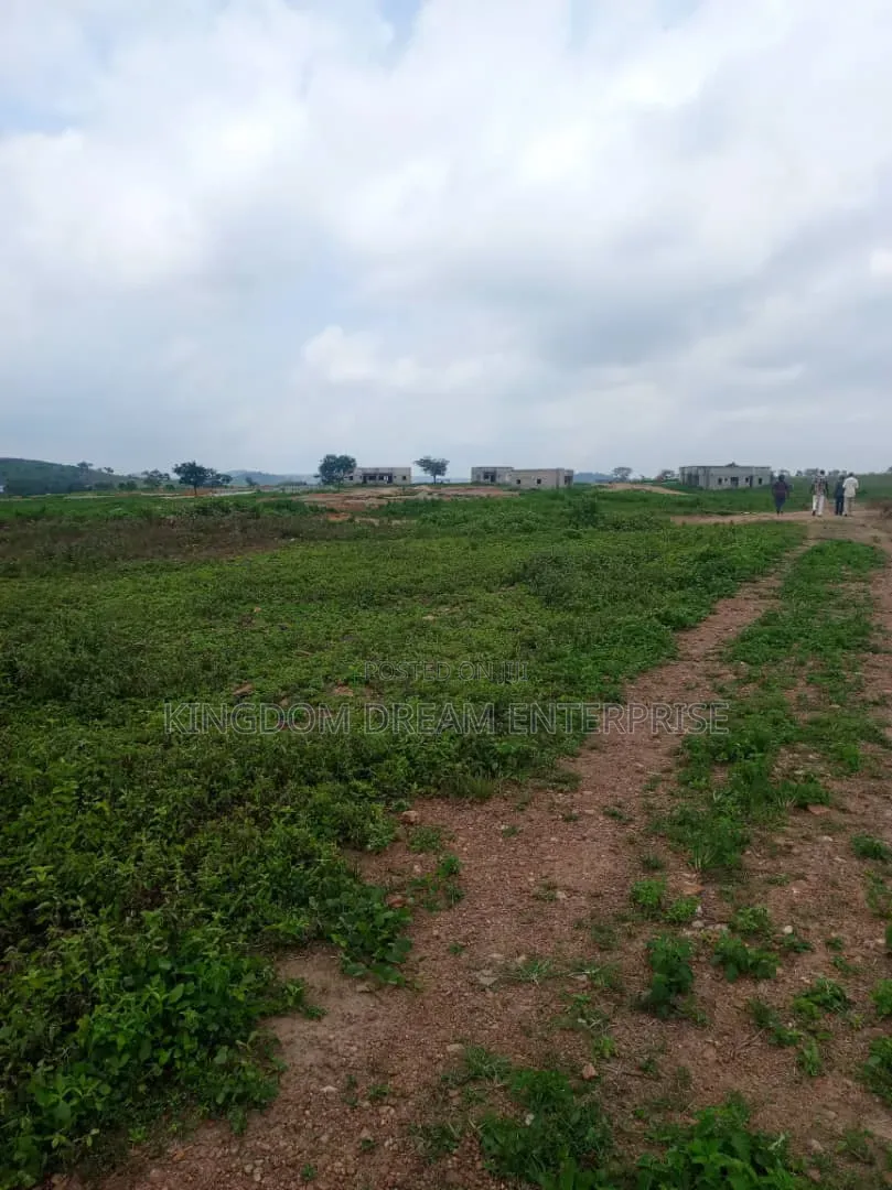 Fenced Dry Lan Awoyaya,land 1,370 SQM in Awoyaya