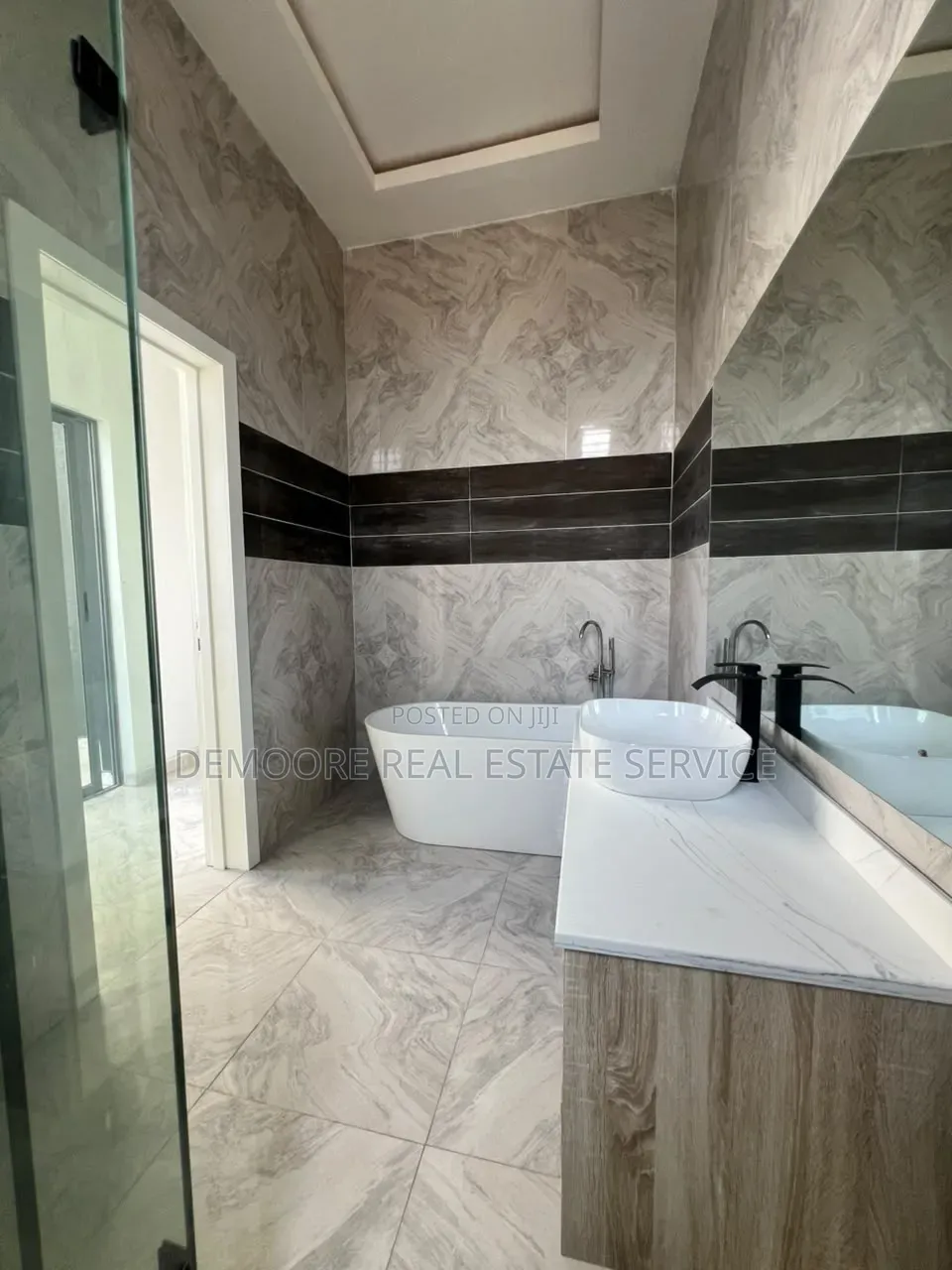 4bdrm Duplex in Chevron for sale in Chevron
