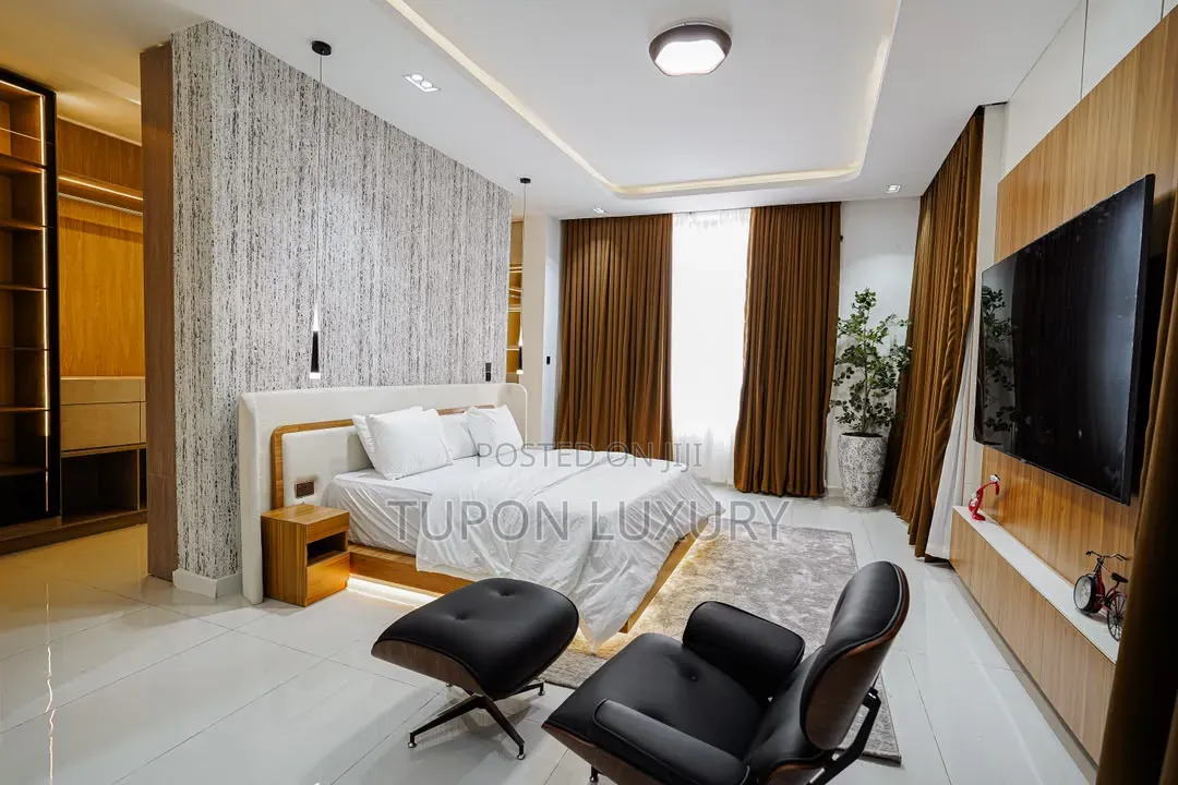 Luxury 4bedroom Maisonette/Duplex With Pool, Gym & Ps5 in Lekki Phase 1
