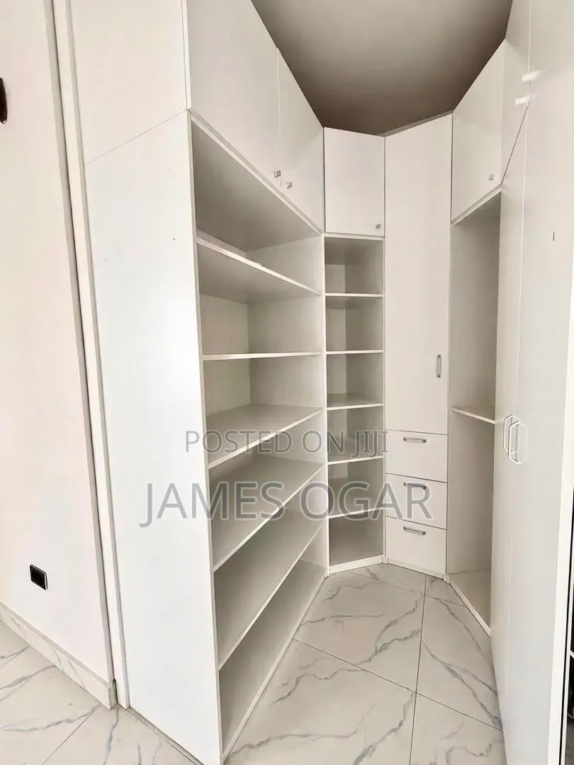 1bdrm Shared Apartment in Orchid Road, Chevron for rent in Chevron