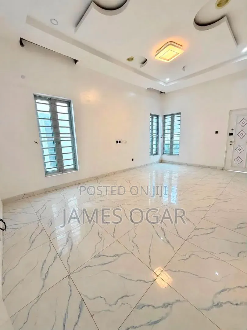 1bdrm Shared Apartment in Orchid Road, Chevron for rent in Chevron