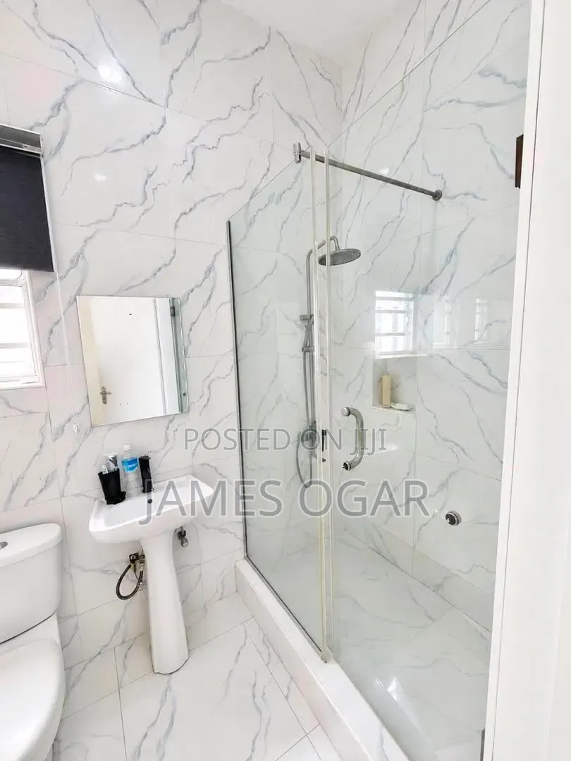 1bdrm Shared Apartment in Orchid Road, Chevron for rent in Chevron