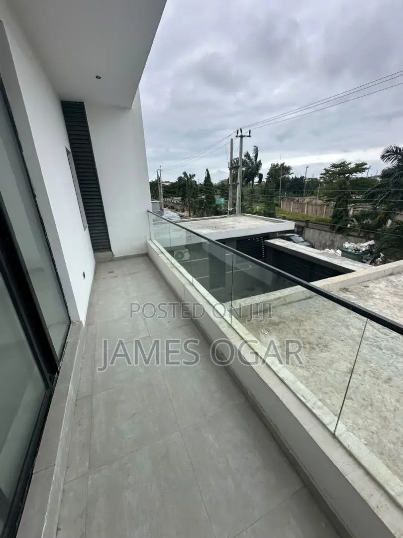 1bdrm Shared Apartment in Orchid Road, Chevron for rent in Chevron