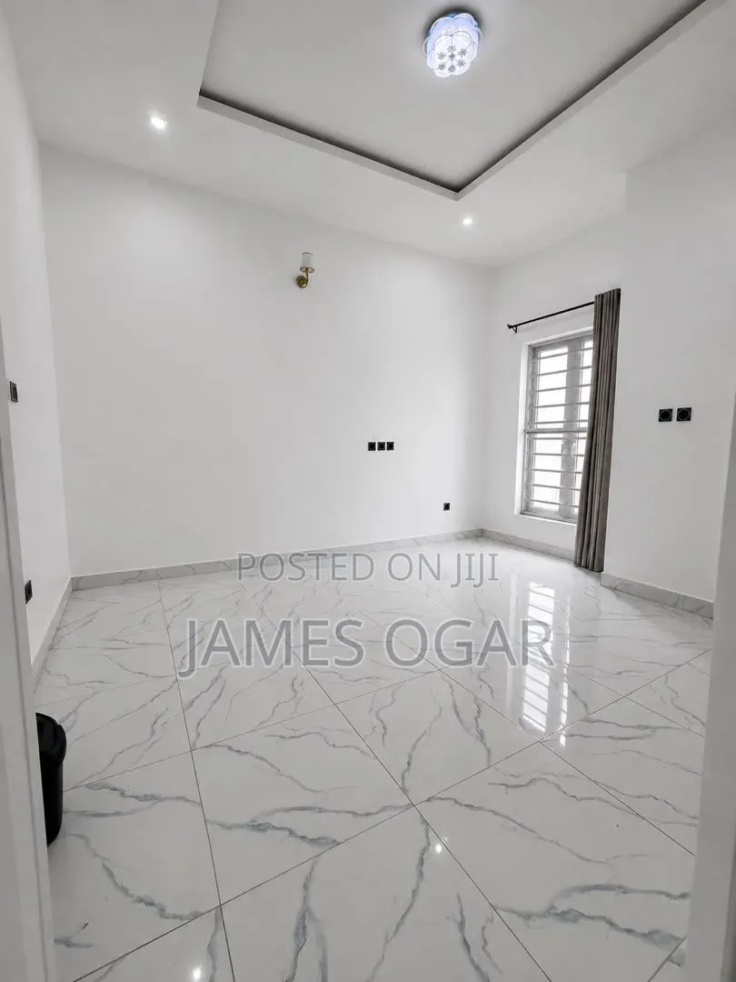 1bdrm Shared Apartment in Orchid Road, Chevron for rent in Chevron