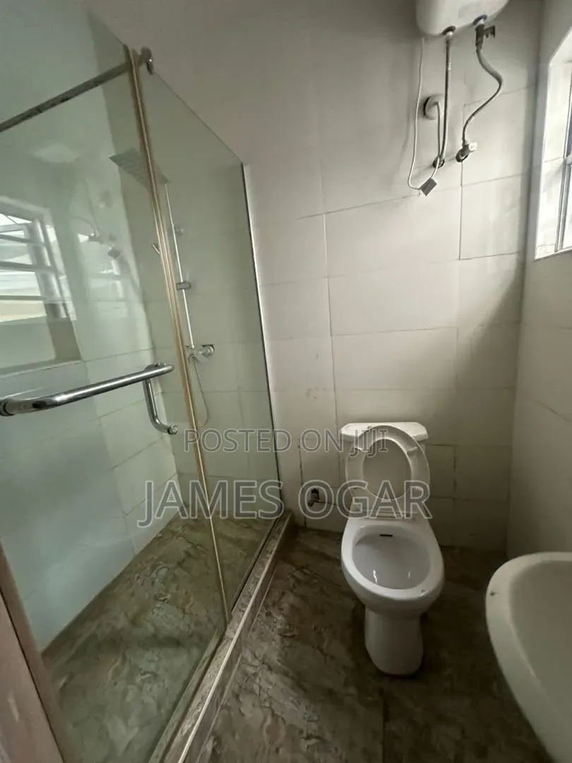 1bdrm Shared Apartment in Orchid Road, Chevron for rent in Chevron