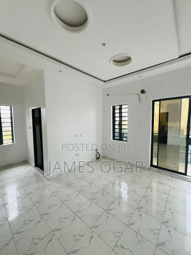1bdrm Shared Apartment in Orchid Road, Chevron for rent in Chevron