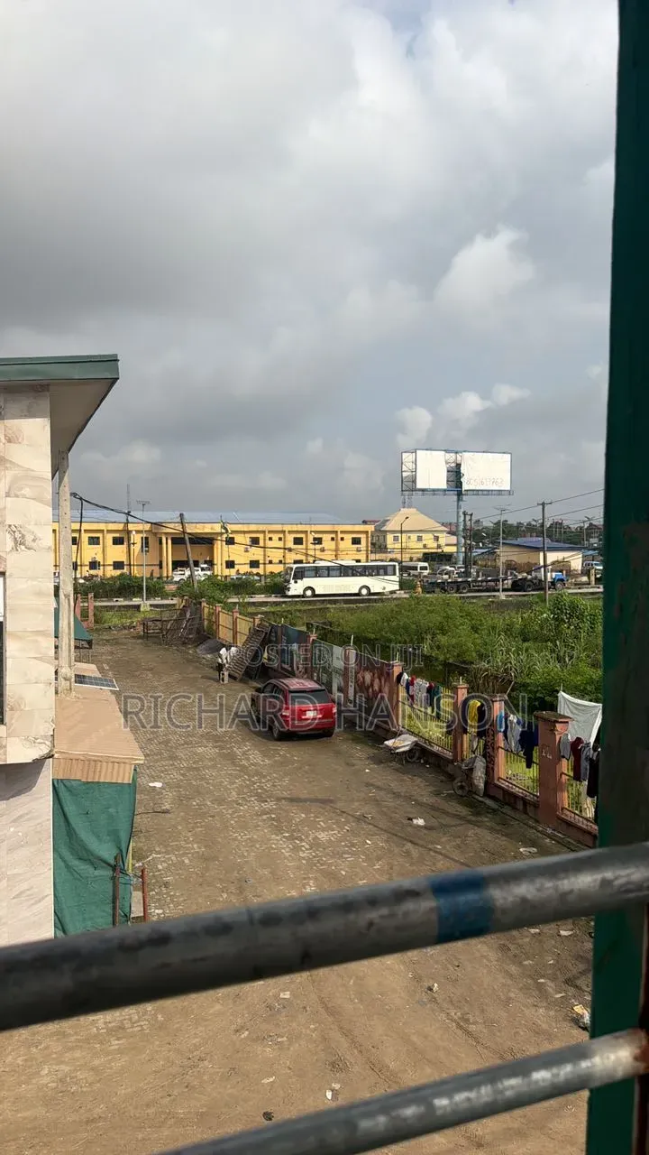 Beauty/Hair Wholesale Shop for Lease in Ibeju Lekki in Bogije
