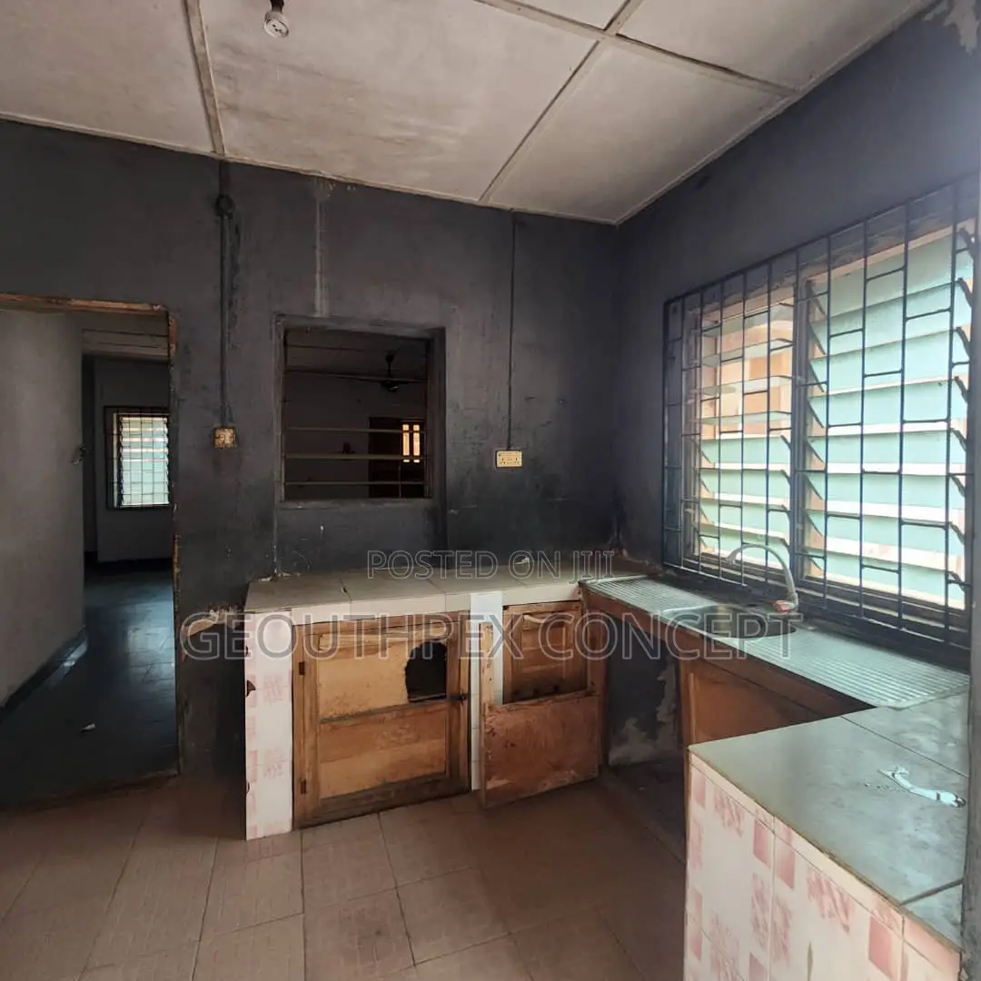 2bdrm Block of Flats in Akobo for sale in Akobo