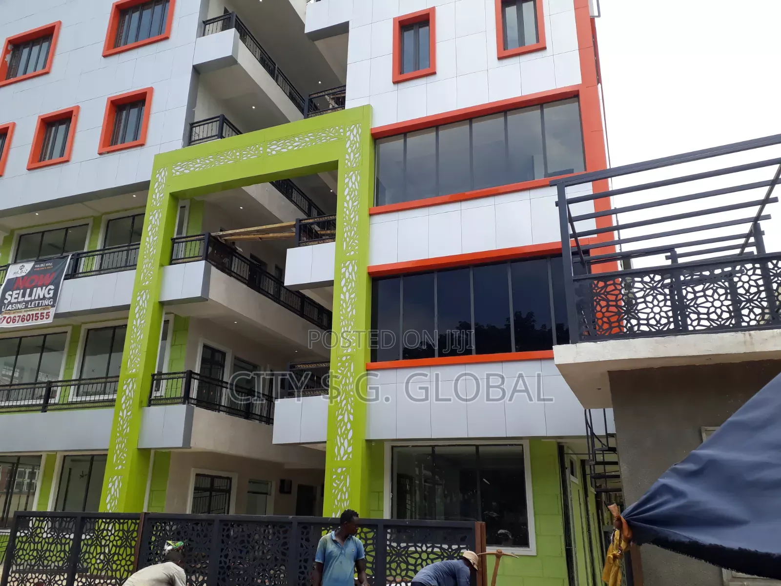 American Style Office Space an Shop in Zone 5 / Wuse