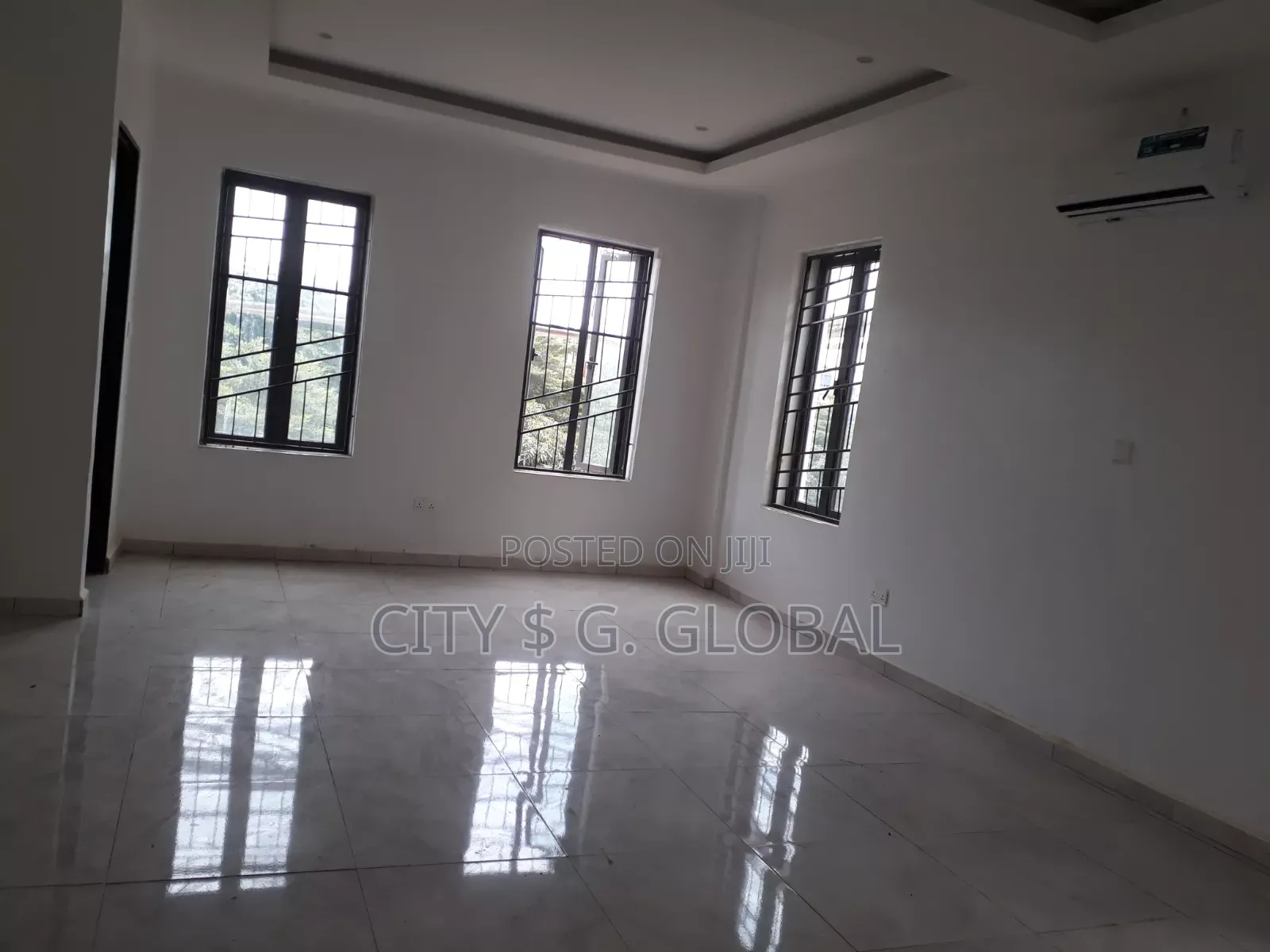 American Style Office Space an Shop in Zone 5 / Wuse