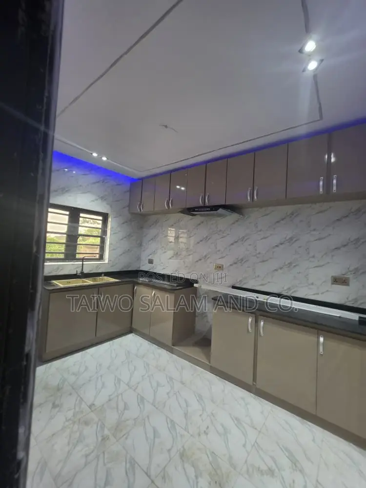 4bdrm Bungalow in Oluyole Estate for sale in Oluyole Estate