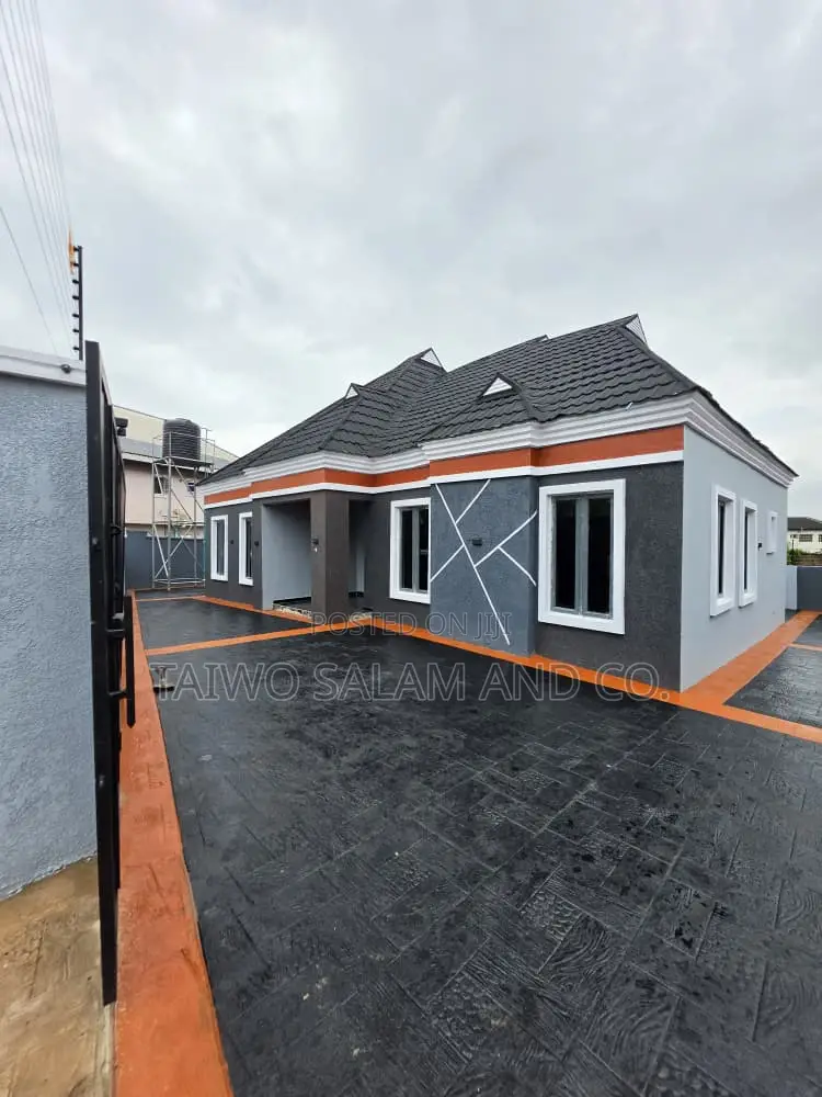 4bdrm Bungalow in Oluyole Estate for sale in Oluyole Estate
