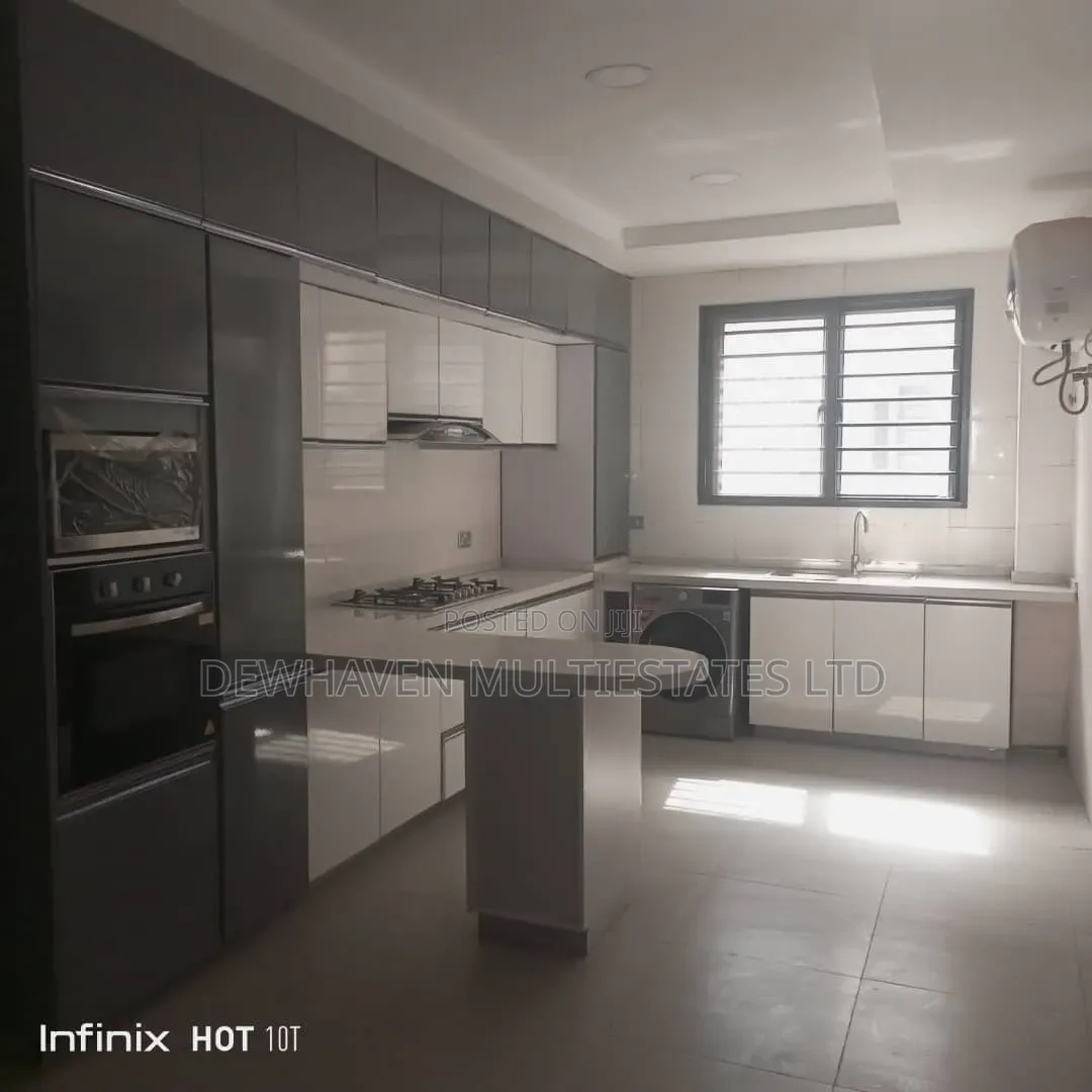 3bdrm Apartment in Queen'S Court, Ikoyi S.W for rent in Ikoyi S.W