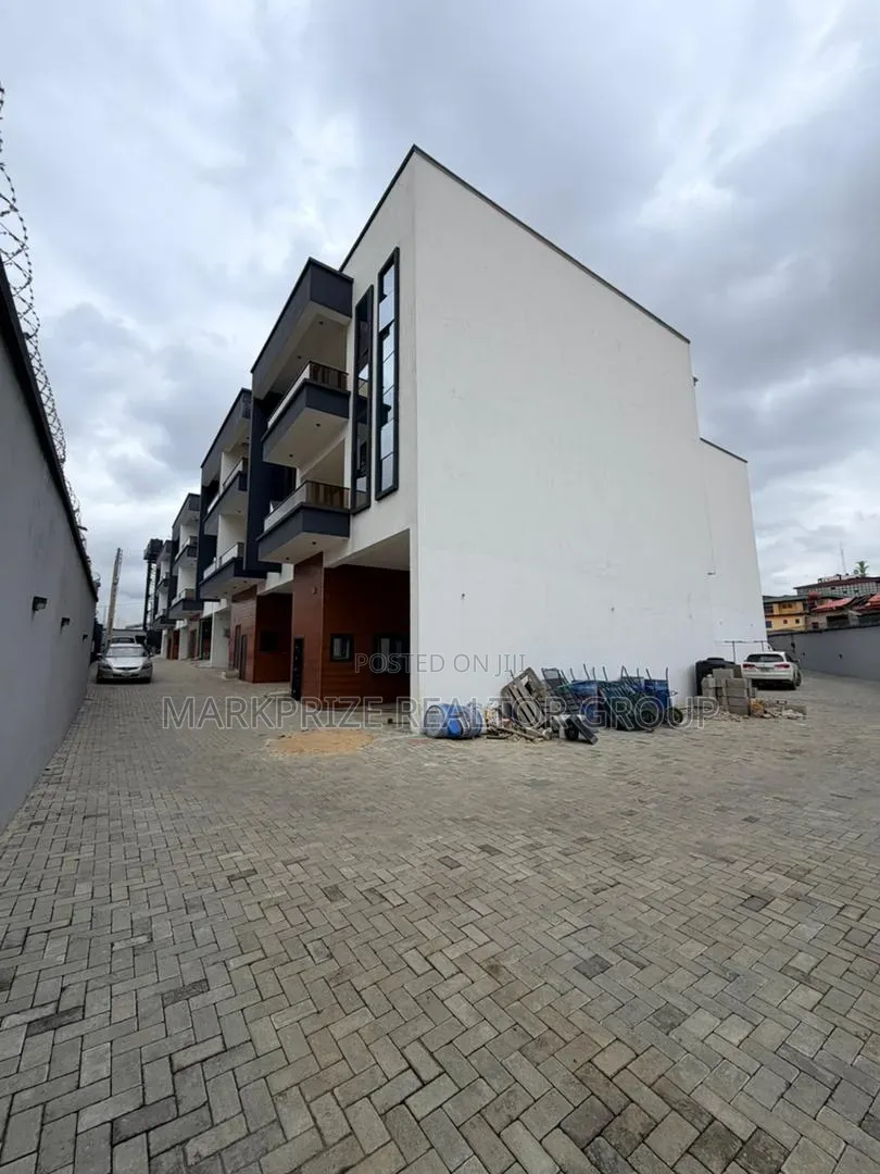 4bdrm Duplex in Allen Ikeja Lagos for sale in Allen Avenue