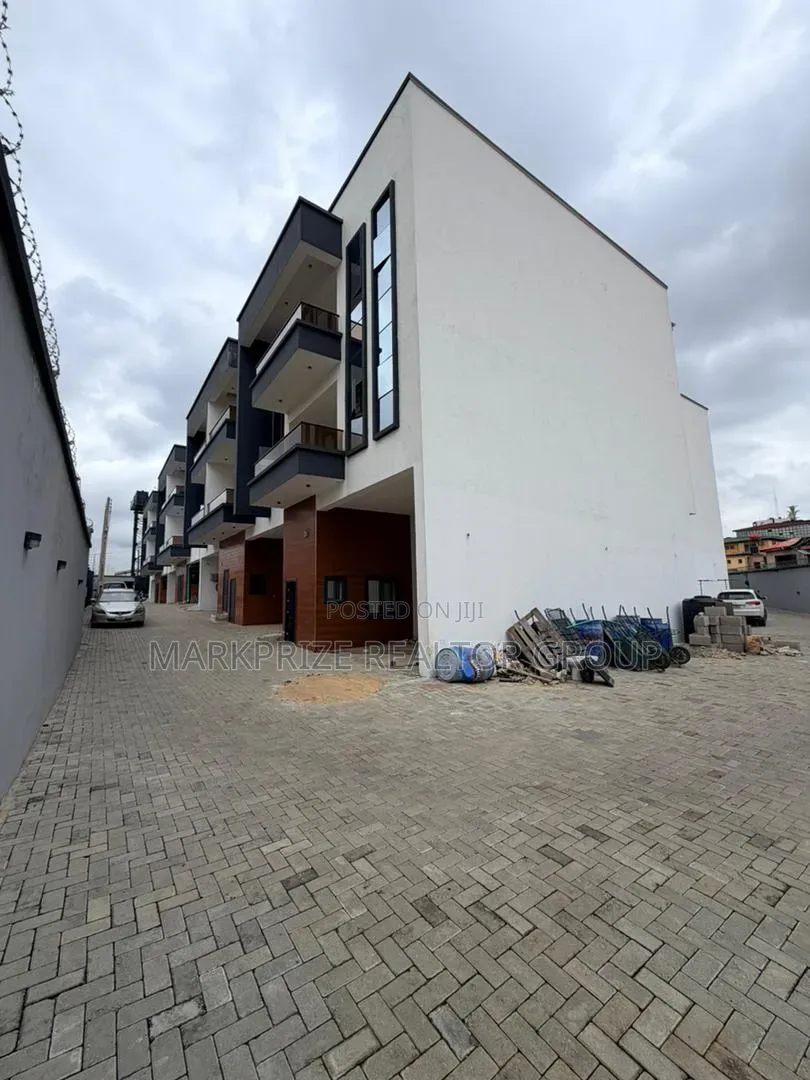 4bdrm Duplex in Allen Ikeja Lagos for sale in Allen Avenue