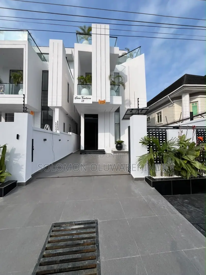 5bdrm Duplex in Ikota for sale in Ikota
