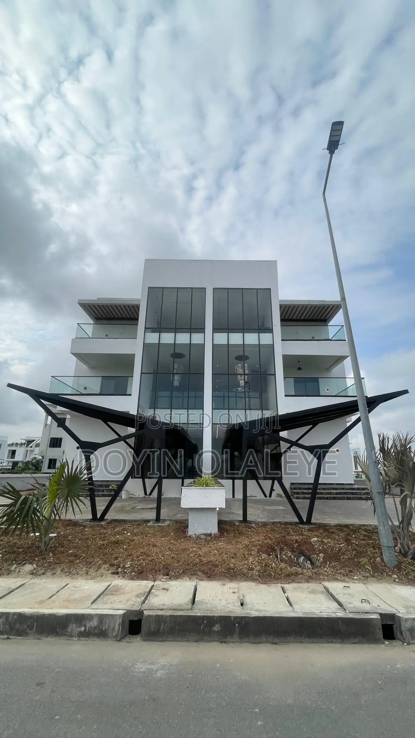 5bdrm Mansion in Ikate for sale in Ikate
