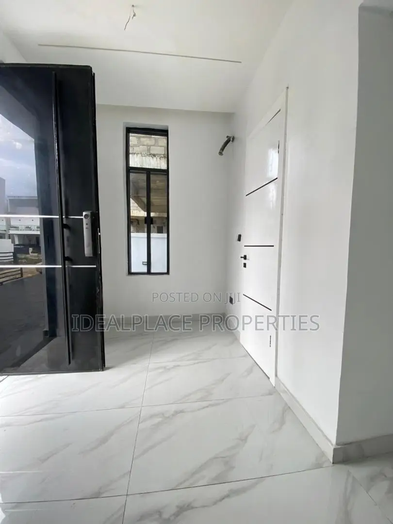 5bdrm Duplex in Chevron for sale in Chevron