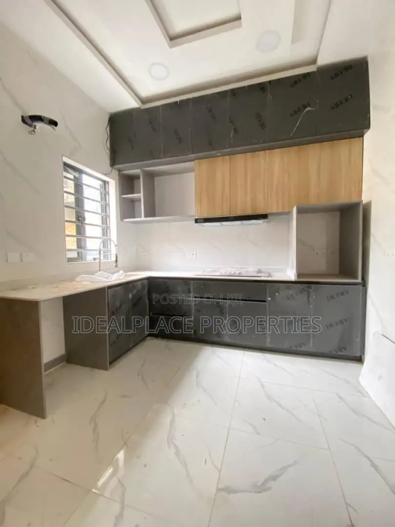 4bdrm Duplex in Chevron for sale in Chevron