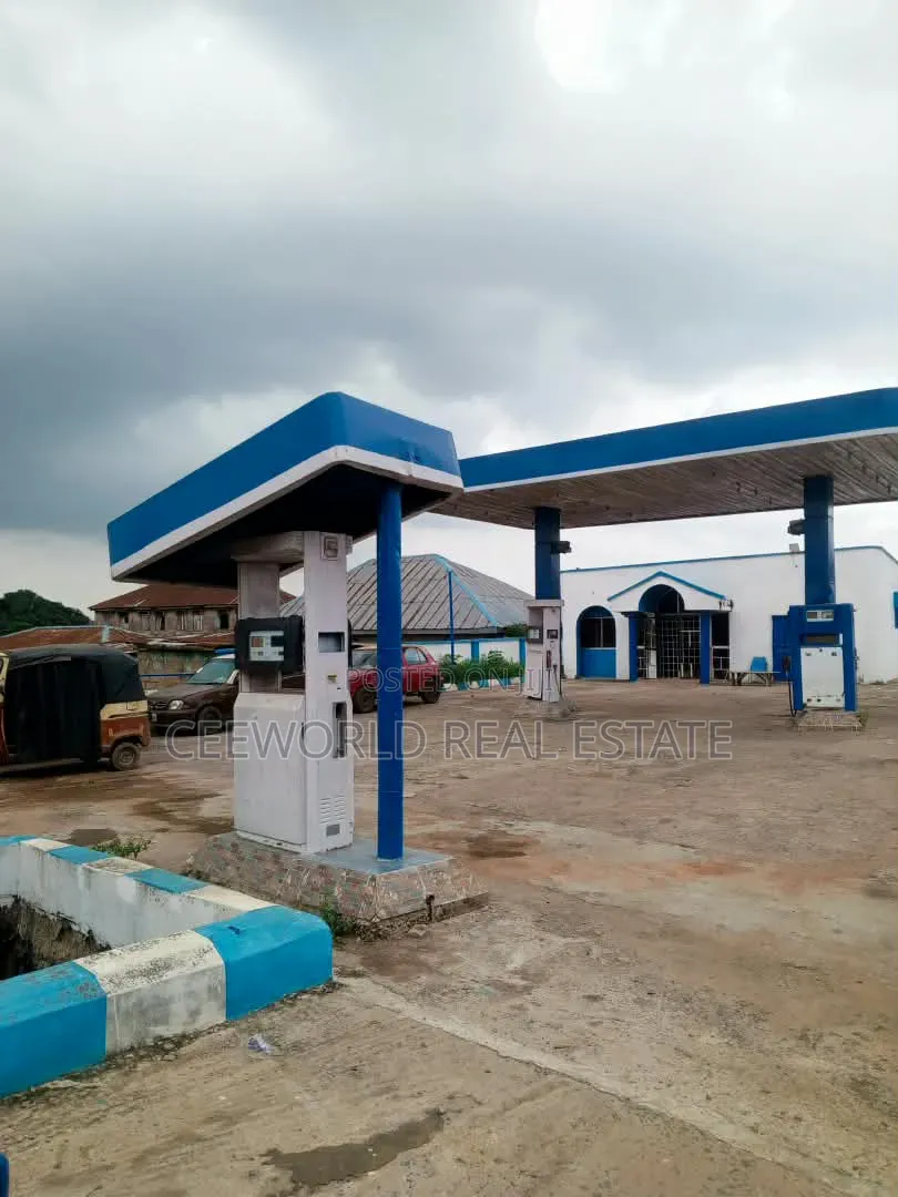A Functioning Filling Station Available for Sale Along Idi Ayunre IB in CHallenge / Ibadan