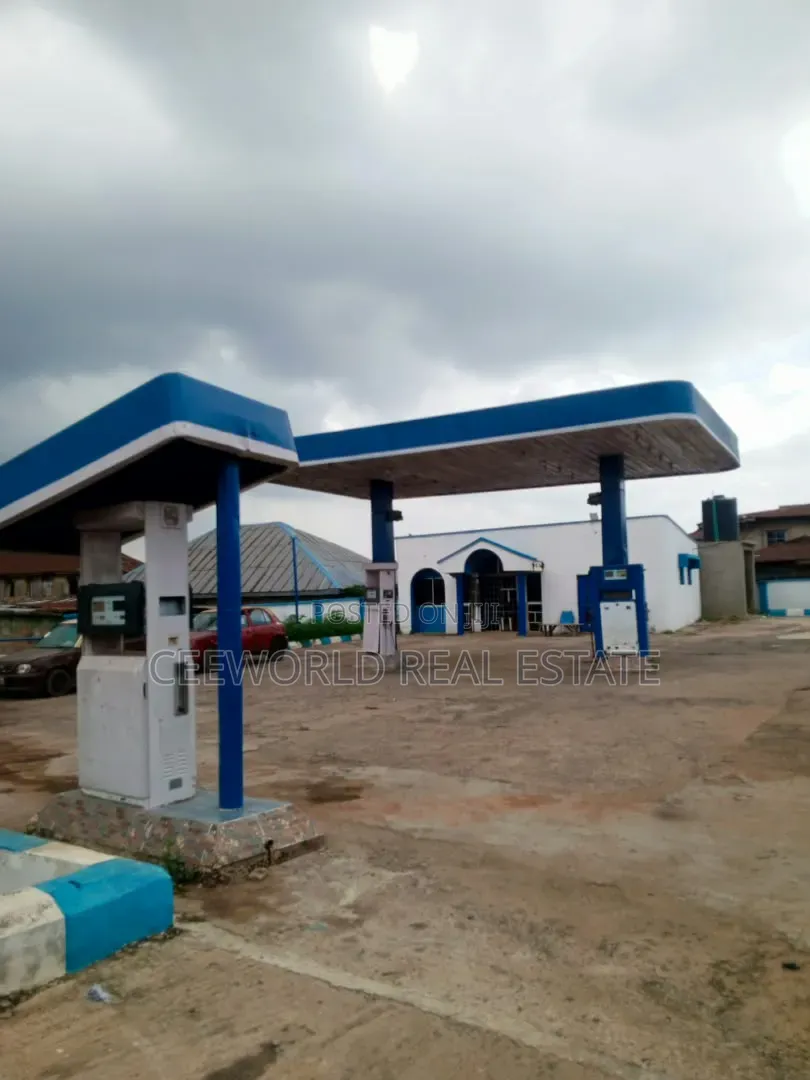 A Functioning Filling Station Available for Sale Along Idi Ayunre IB in CHallenge / Ibadan