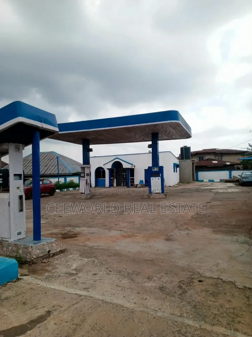 A Functioning Filling Station Available for Sale Along Idi Ayunre IB in CHallenge / Ibadan