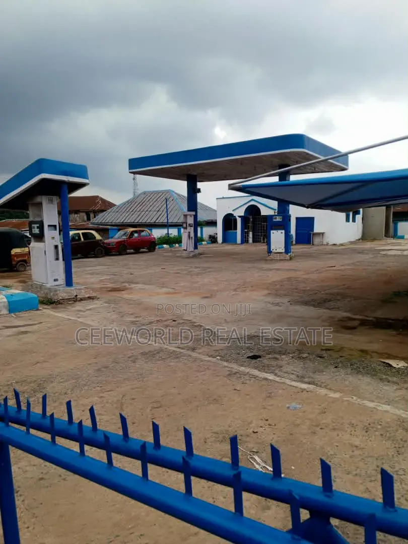 A Functioning Filling Station Available for Sale Along Idi Ayunre IB in CHallenge / Ibadan