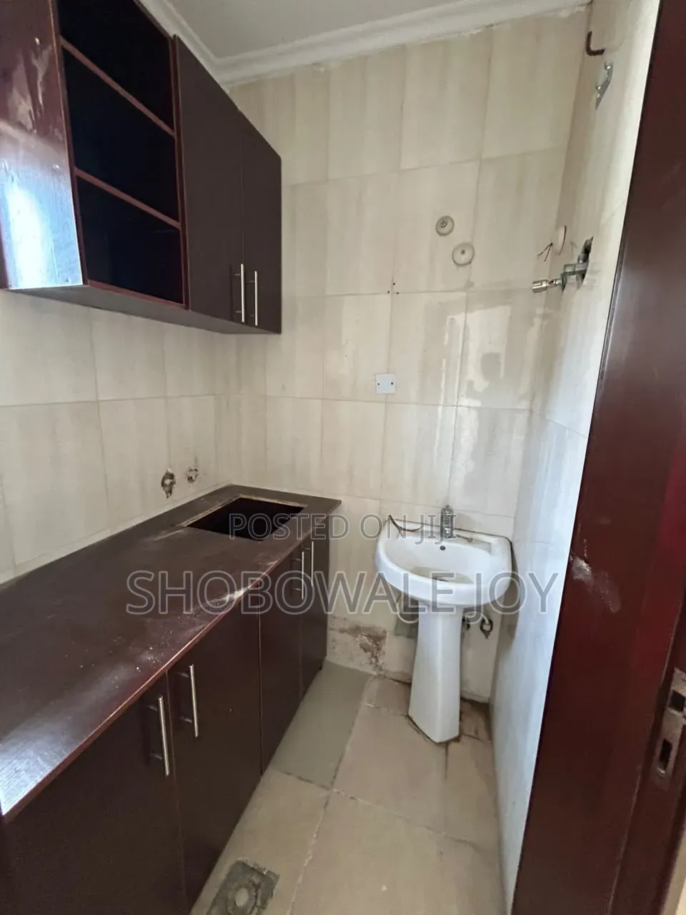 Mini Flat in Chevron for rent in Chevron