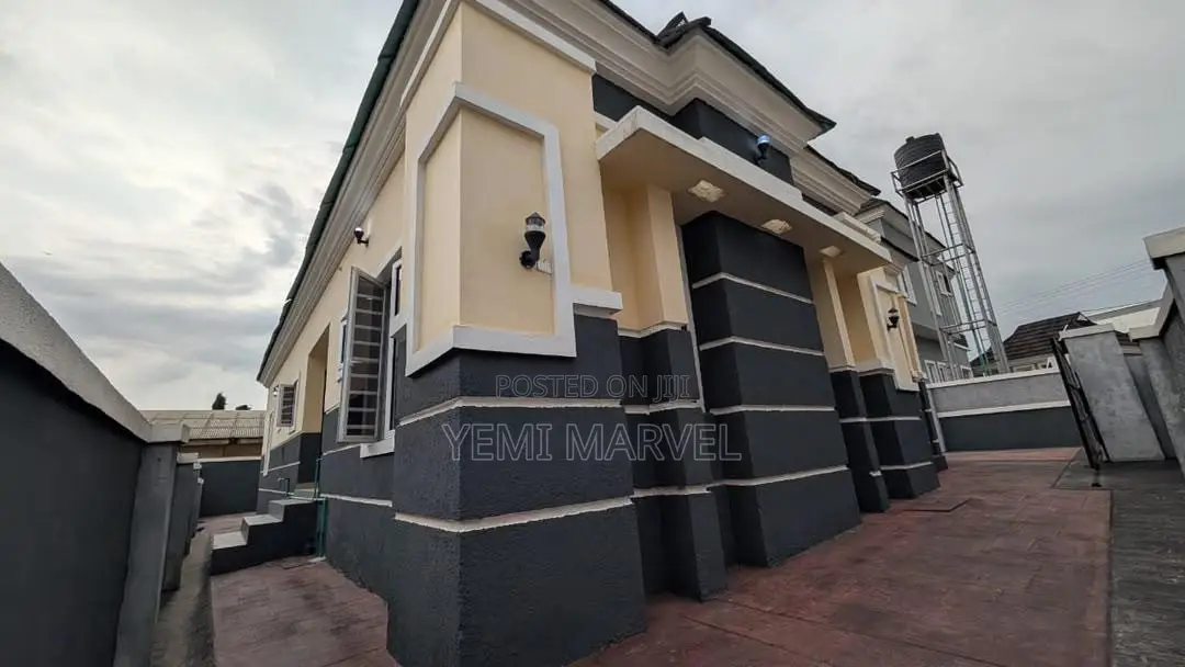 3bdrm Bungalow in Bashorun Housing for sale in Akobo