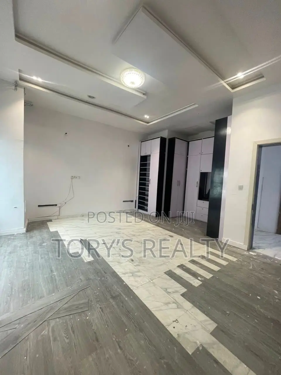 Mini Flat in Chevron for rent in Chevron