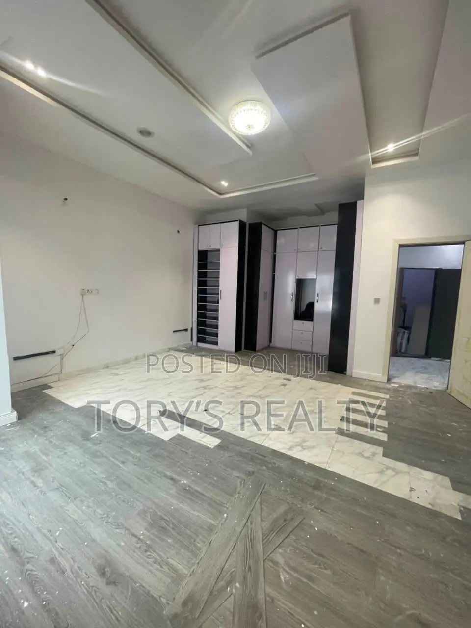 Mini Flat in Chevron for rent in Chevron