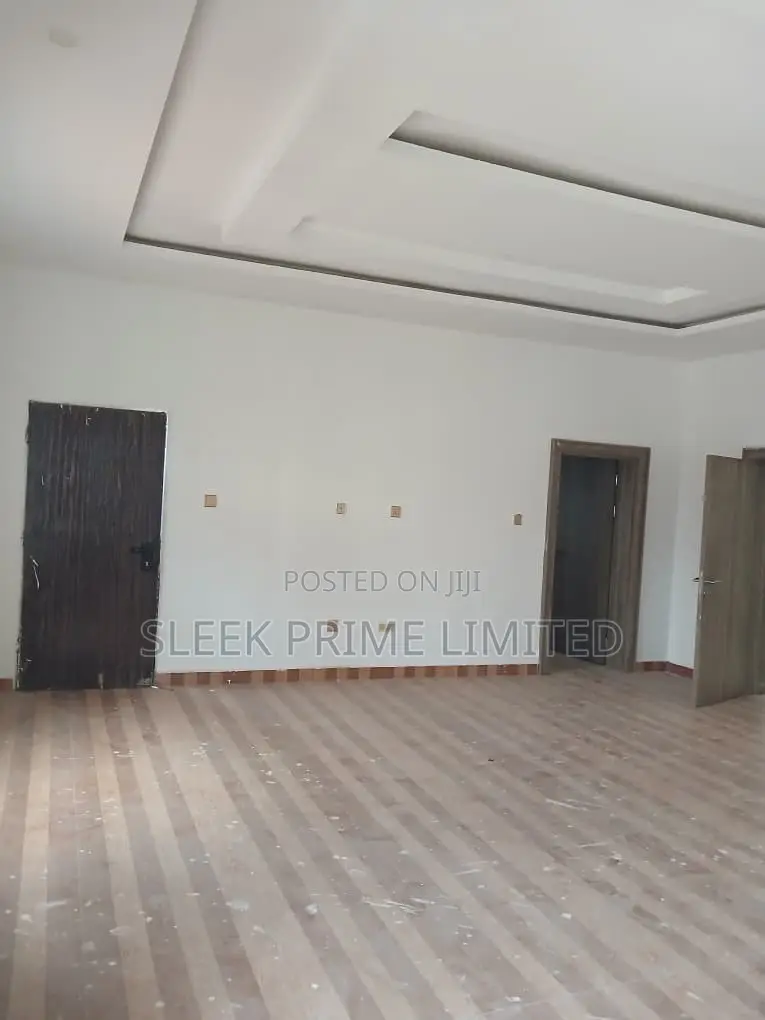 5bdrm Duplex in Lugbe District for sale in Lugbe District