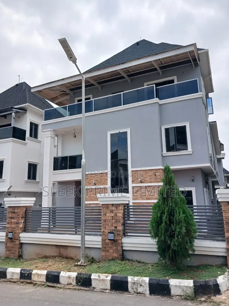 5bdrm Duplex in Lugbe District for sale in Lugbe District