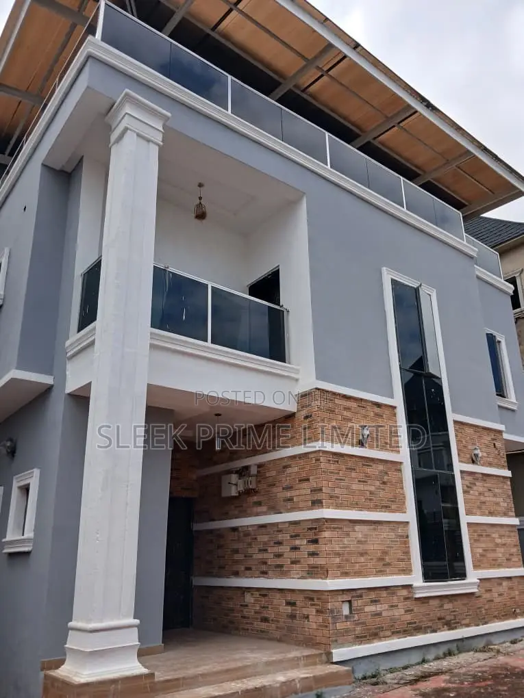 5bdrm Duplex in Lugbe District for sale in Lugbe District