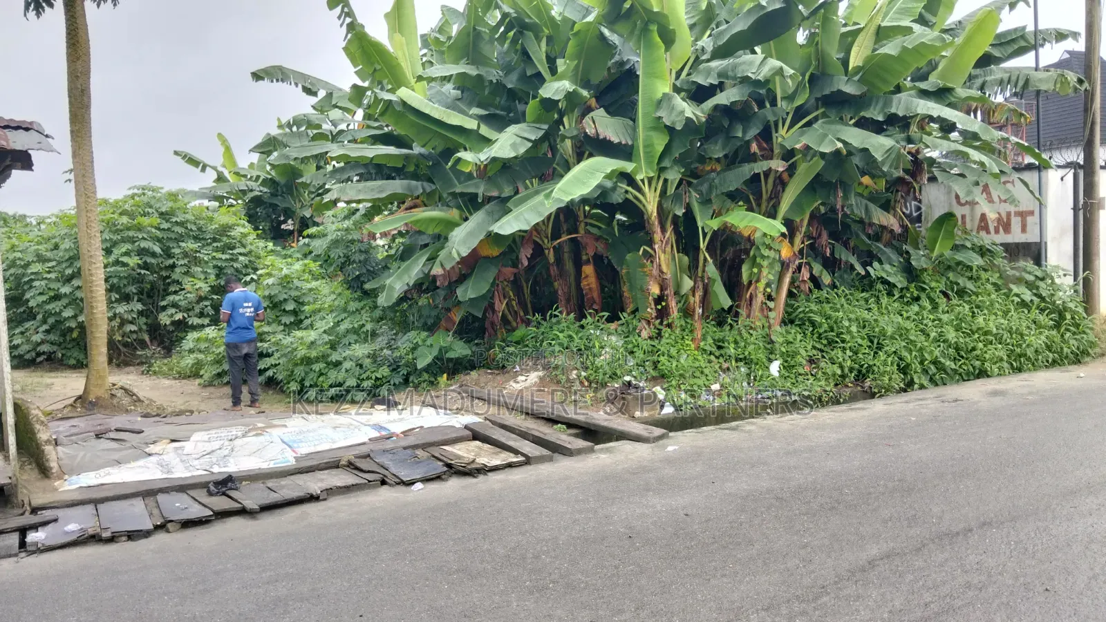 For Sale : 10 Plots , 1 Pole Off Major Sars Road, Ph in New Layout