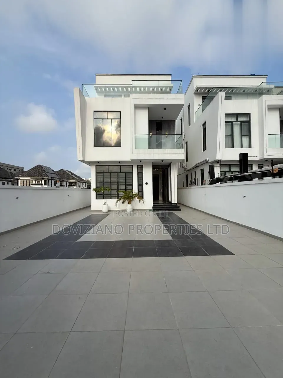 5bdrm Duplex in Lekki Phase 1 for sale in Lekki Phase 1