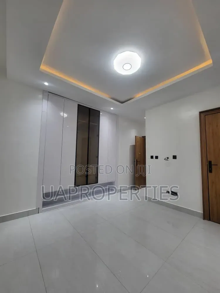 Furnished 6bdrm Mansion in Chevron for sale in Chevron