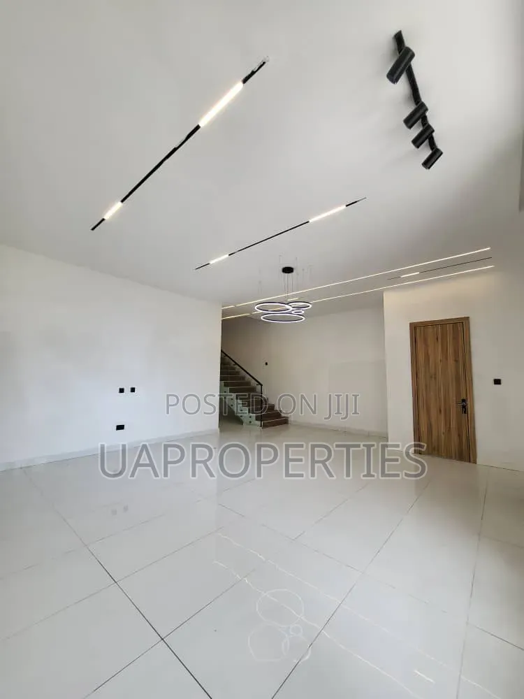 Furnished 4bdrm Duplex in Chevron for sale in Chevron